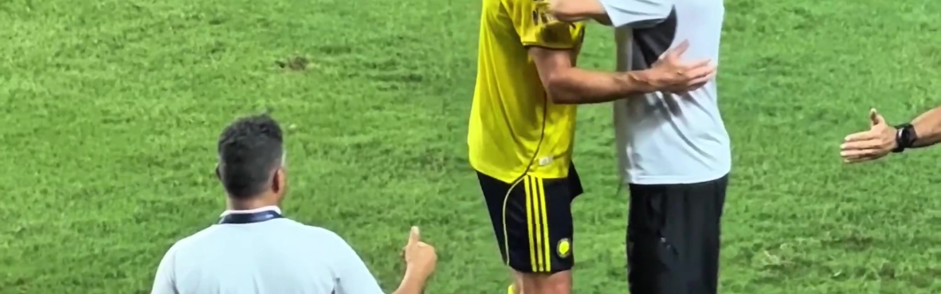 B体育官网-就为了执教你而来😂C罗被换下时主教练捧着C罗的脸亲了一口